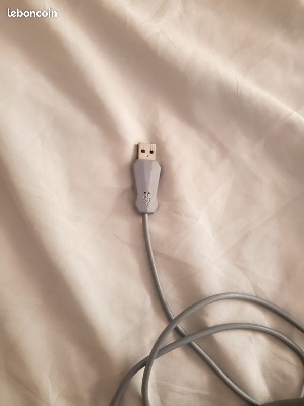 Un clavier avec souris et tapis de souris (image 7)