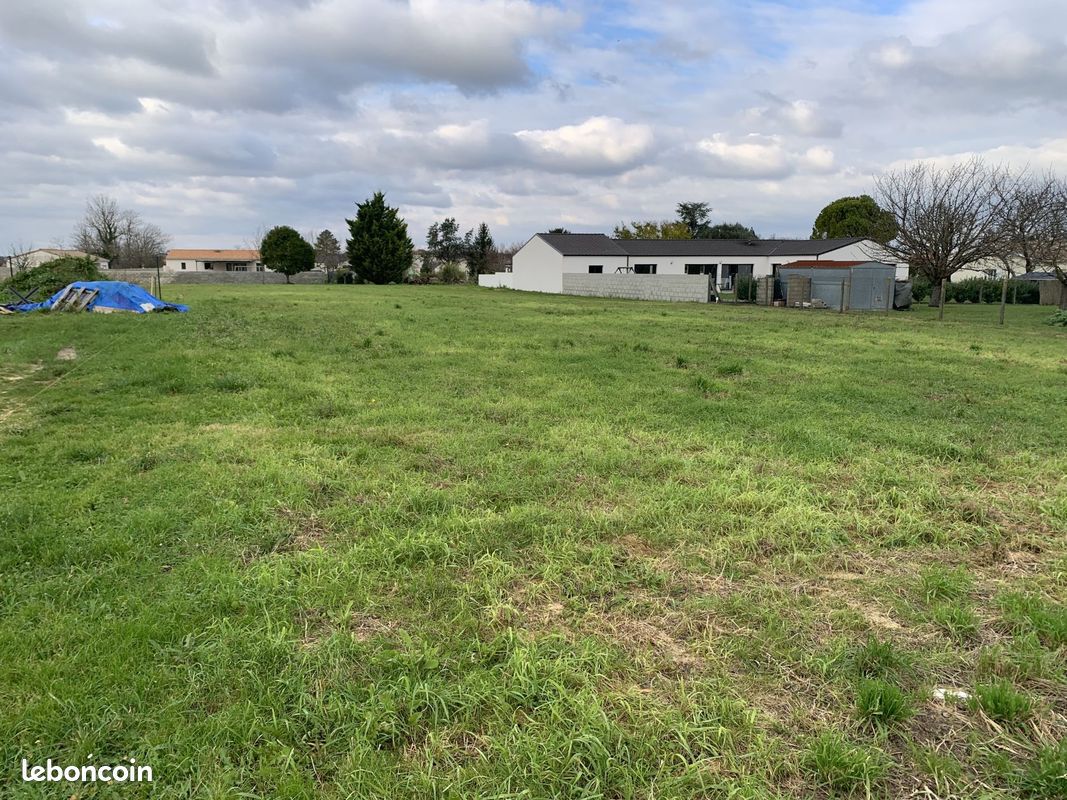 Terrain à bâtir de 1033 m2 au prix de 32500 à ROUFFIAC (17) · 32 500 €