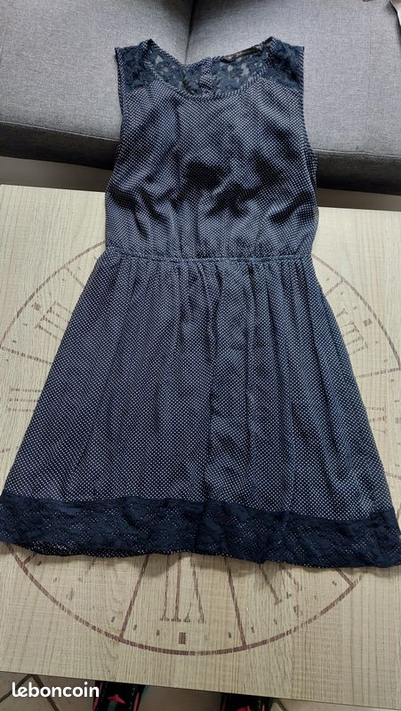 Robe bleu marine à pois blanc avec dentelles t 40 satisfaisant