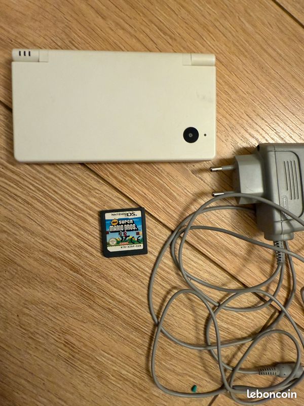 Nintendo DSi avec jeu super mario bros et chargeur (image 1)