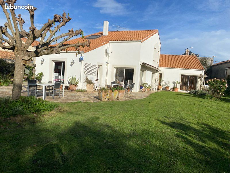 Maison 9 pièces 250 m² · à Coulonges-sur-l'Autize · 250 m² · 330 000 €