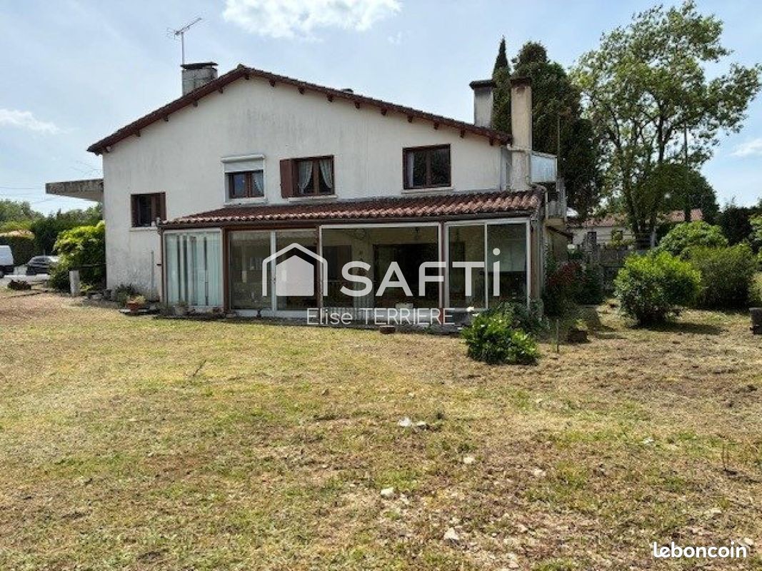 Maison 6 pièces 197 m² · à Aigre · 197 m² · 139 100 €