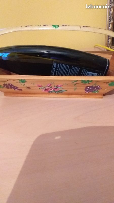 Repose bouteille en bois décoré (image 3)