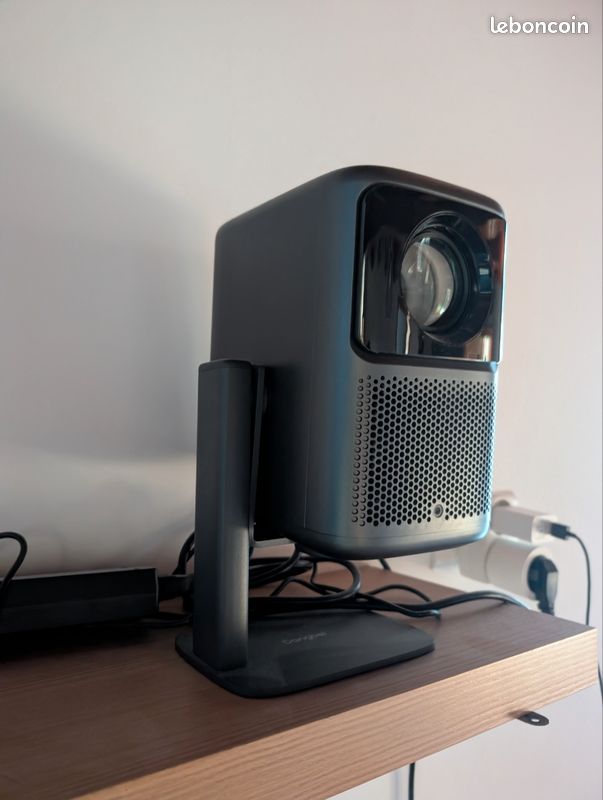 Projecteur TV cinéma sur pied (image 1)