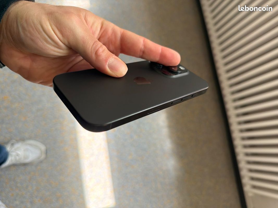 IPhone 16 Pro – état neuf – acheté en Suisse – batterie 100% (image 4)