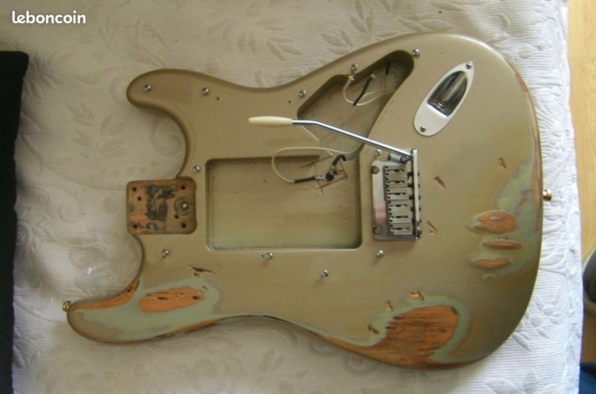 Recherche corps guitare fender stratocaster gibson sg ibanez js musicman eddie van halen jackson PRS EVH godin Lag gibson flying v charvel ou guitare complète abimée (image 2)