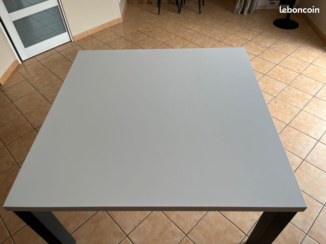 Table carrée 140x140 (image 2)
