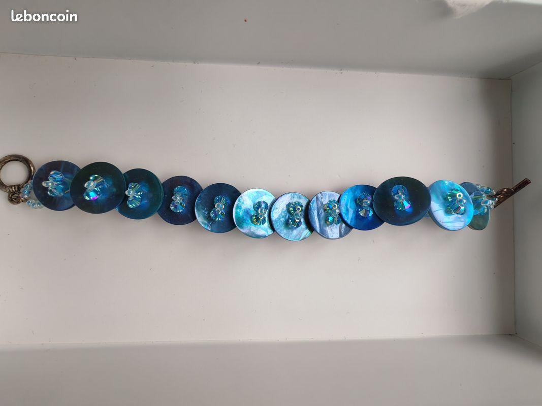 Bracelet bleuté en perles Swarovski fait main (image 1)
