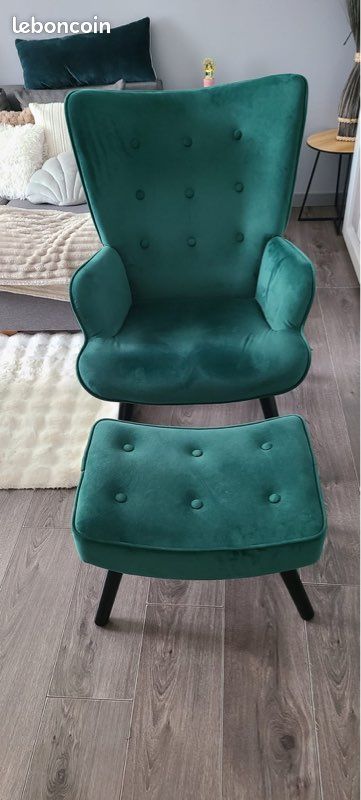 Fauteuil et repose pied velours vert (image 1)