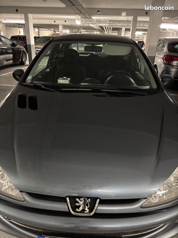 Peugeot 206 très fonctionnel et en bon état. Pas de réparation à prévoir (image 1)