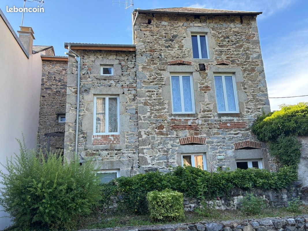 Maison 11 pièces 159 m² · à Ferrières-sur-Sichon · 159 m² · 137 000 €