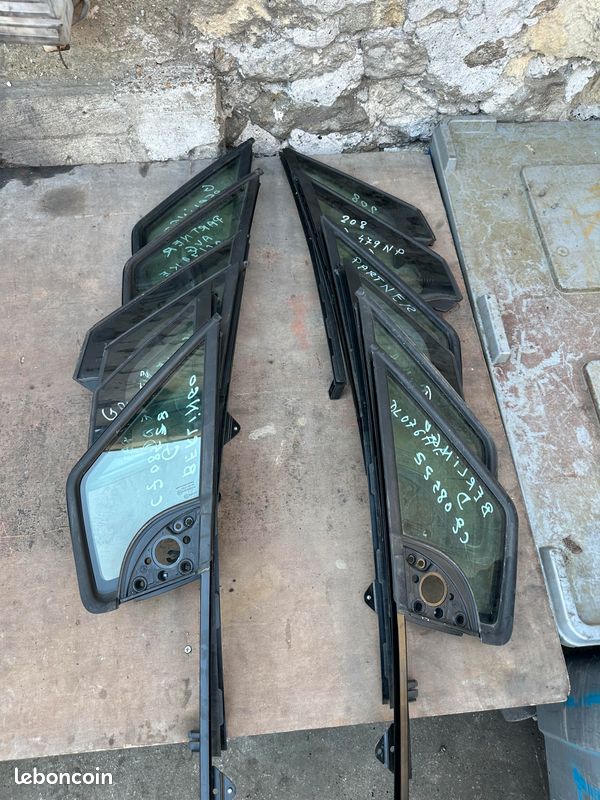 Déflecteur triangle Custode de vitre de portes avant 208 508 3008 DS3 C3 BERLINGO PARTNER CAPTUR (image 1)