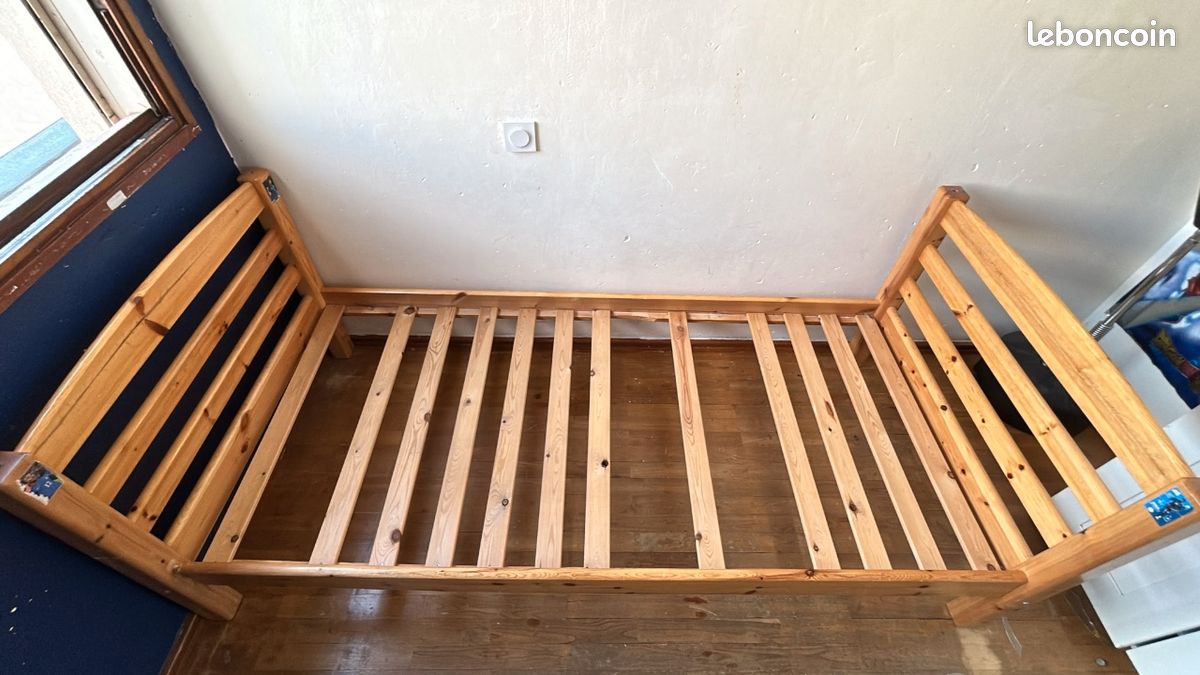 Lit en bois (image 1)