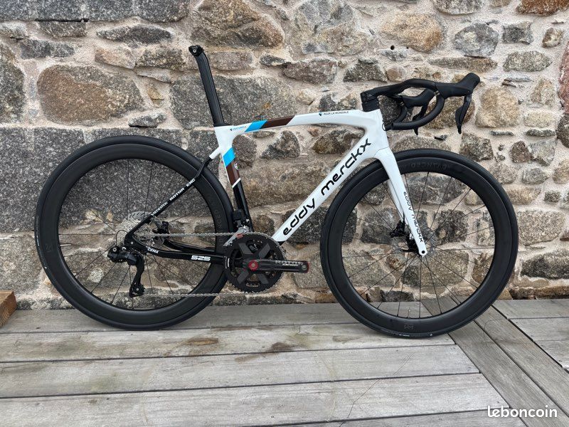 Dispo en XS, S, M, L et XL ) Vélo de route team AG2R Eddy Merckx 525 disc - groupe Shimano 105 di2 12 vitesses - roues carbone Mavic / Newmen (image 11)