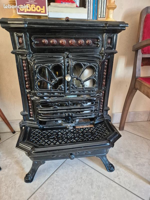 Poele ancien fonte décoratif (image 1)