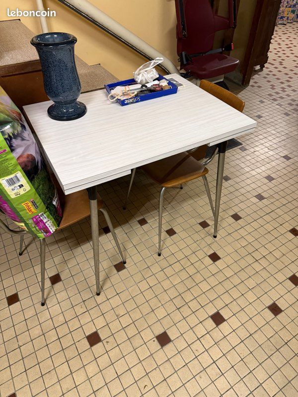 Divers table en formica et chaises (image 3)