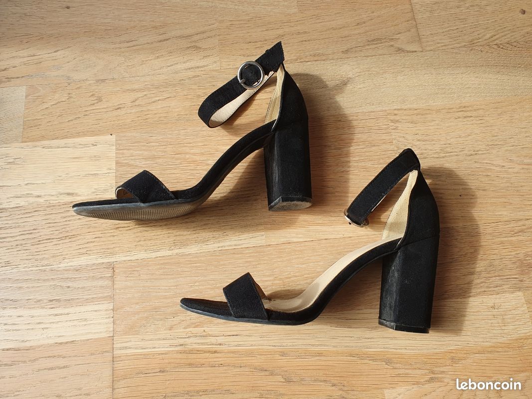 Talon Noir Sandale A Talon Pimkie Paire De Talons Noirs Pimkie