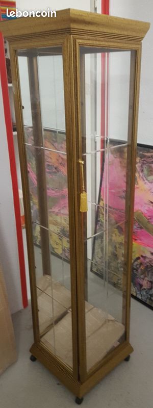 Belle colonne avec étagères en verre (image 1)