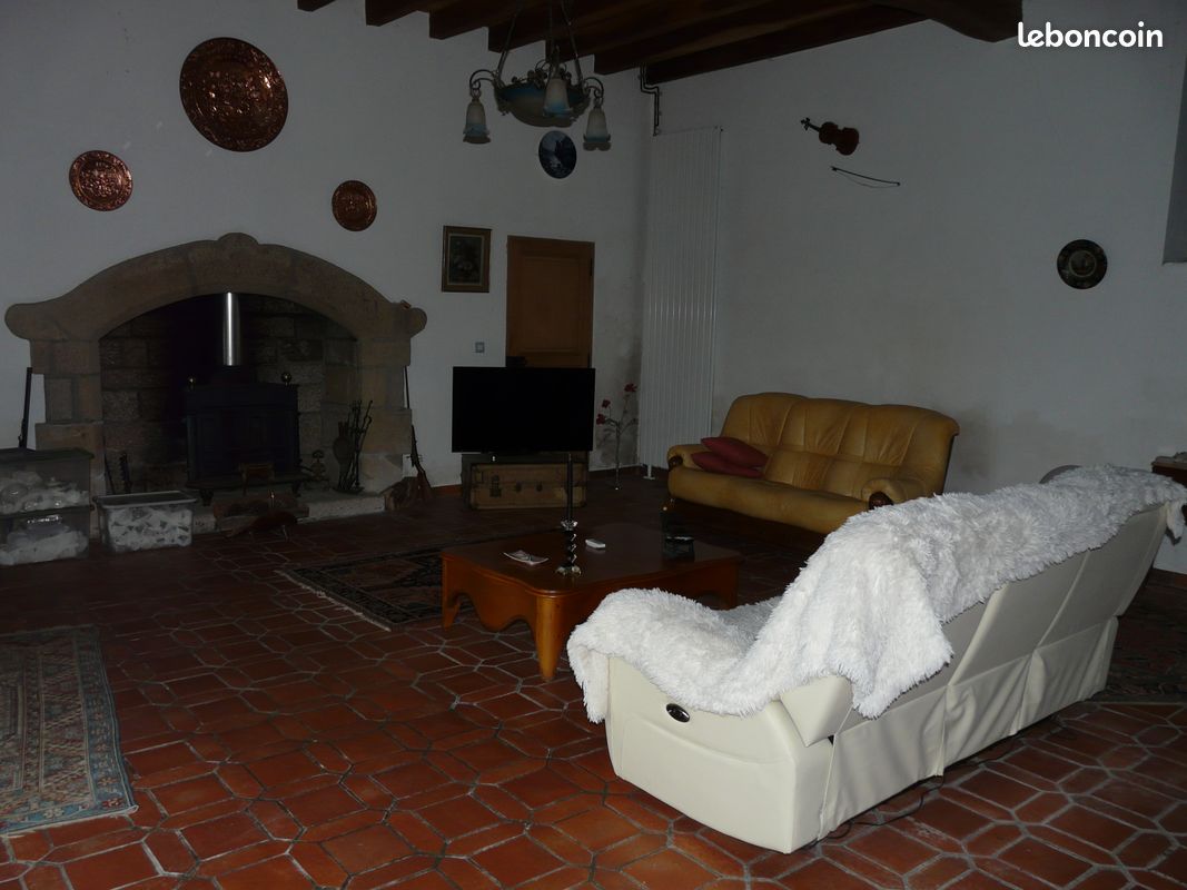 Maison 9 pièces 323 m² · à La Jonchère-Saint-Maurice · 323 m² · 268 000 €
