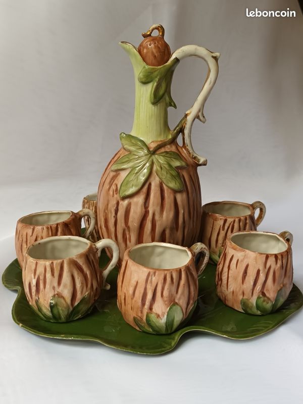 Service à liqueur ancien, forme NOIX en porcelaine (Carafon + 6 tasses + plateau) (image 1)