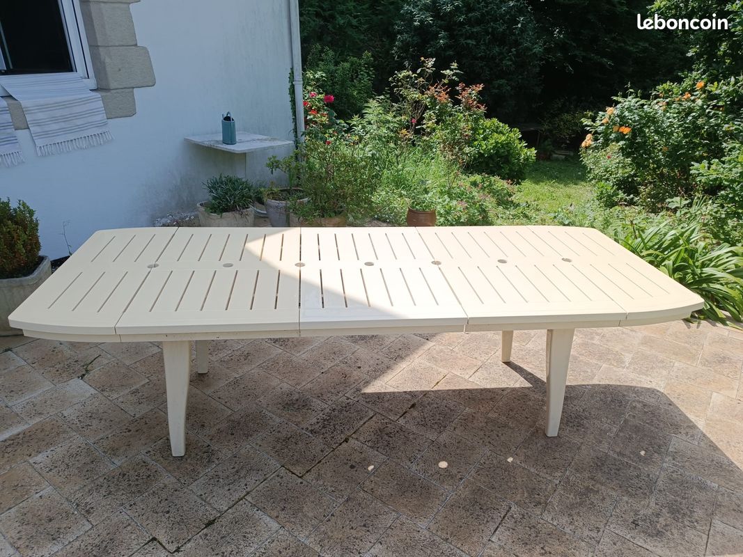 Grande table de jardin en polypropylène, très solide (image 1)