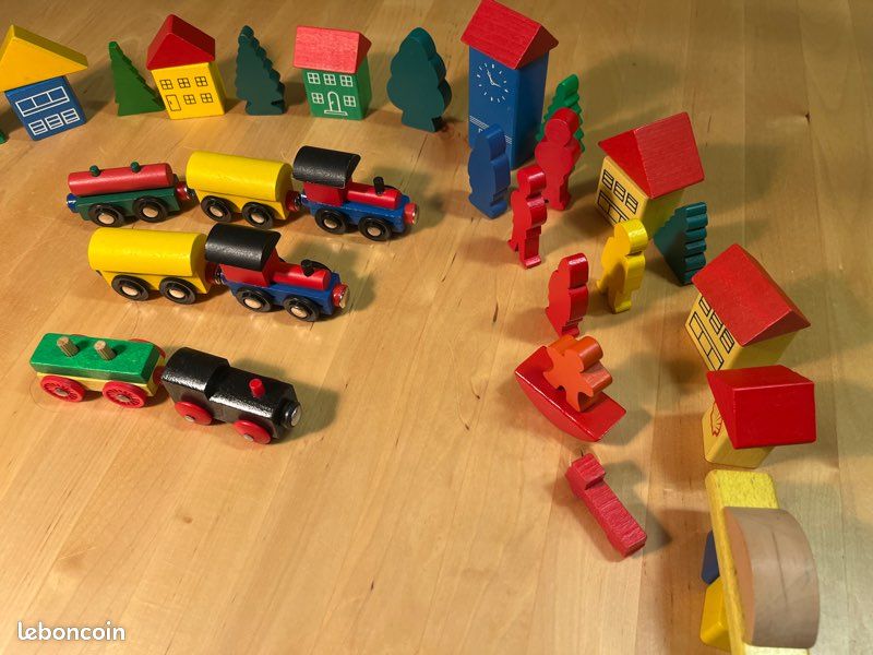 Petits trains ,villages et personnages en bois (image 4)
