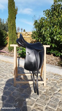 Concurrence De Dressage, Cheval De Baie Et Cavalier Dans L'uniforme