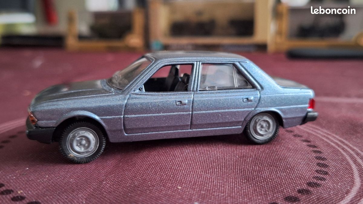 Solido 1/43 - Peugeot 305 Rouge N°90