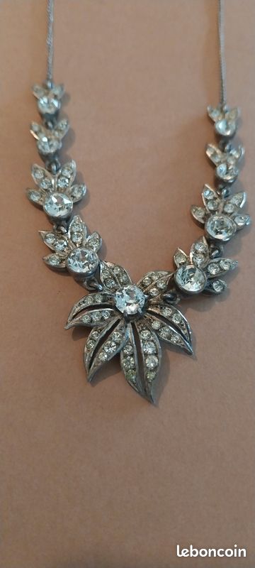 Superbe long collier argenté à pendentif