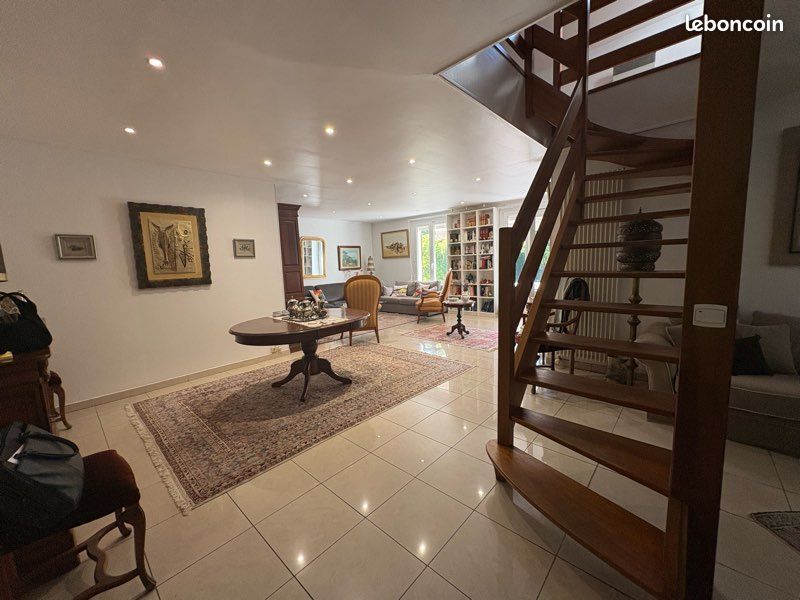 Maison 7 pièces 250 m² · à La Queue-en-Brie · 250 m² · 549 000 €