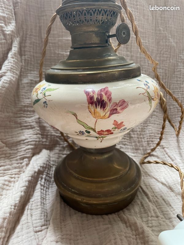 Ancienne lampe à pétrole en faïence et laiton électrifiée (image 1)