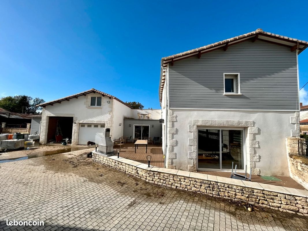 Maison 10 pièces 195 m² · à La Crèche · 195 m² · 225 000 €