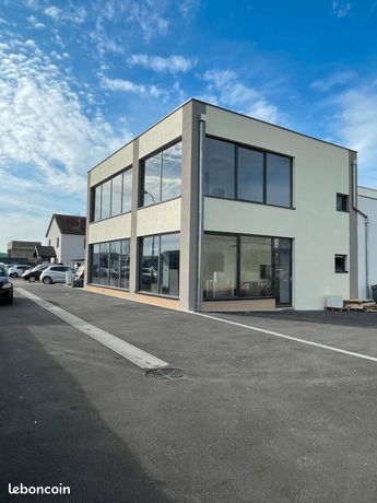 Parking/box 1 pièce 100 m²