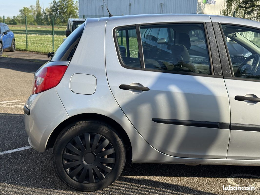 Renault Clio III 1.6 16v 110ch Expression Pour pro ou mécaniciens (image 11)