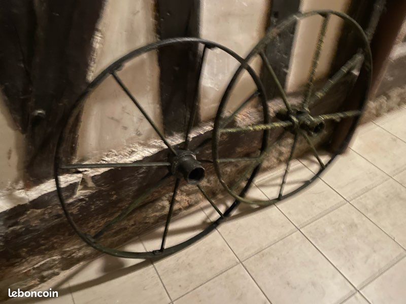 Ancienne paire de roues de charrette diligence en métal (image 1)