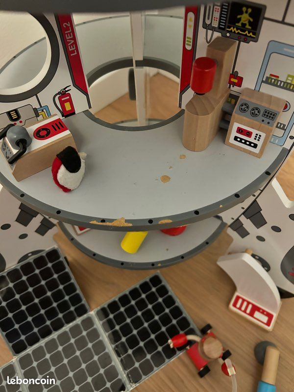 Fusée XXL 52 Cm Astronautes Fusée Spatiale En Bois XXL Pour Enfants Dès 3 Ans – 52 Cm Avec Figurines, Satellite Et Rampe De Lancement Fusée XXL 52 Cm Astronautes Fusée Spatiale En Bois XXL Pour Enfants Dès 3 Ans – 52 Cm Avec Figurines, Satellite Et Rampe De Lancement
