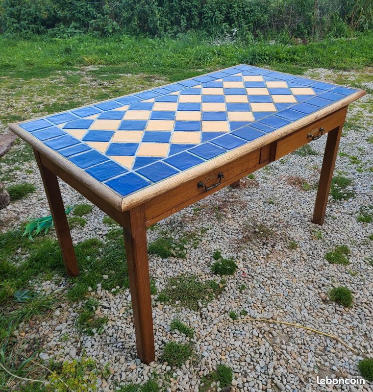 Table carrelée (image 1)