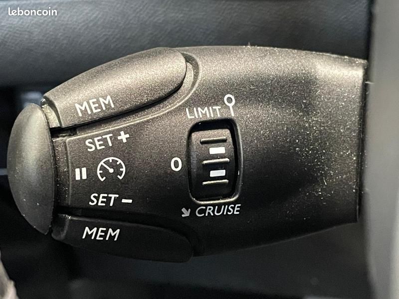 Peugeot 2008 1.2 PureTech 100ch S&S Allure 5cv (image 11)