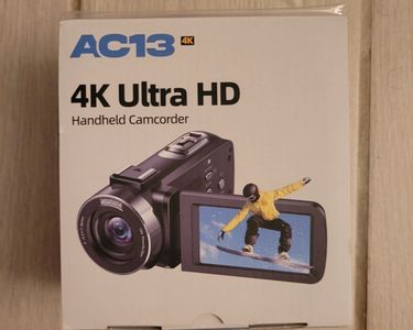 Caméscope 4K 42MP Avec Zoom 18x Et écran Rotatif 270° - Kit Vlog Complet : Lumière LED, 2 Batteries, Carte SD 32 Go, Télécommande