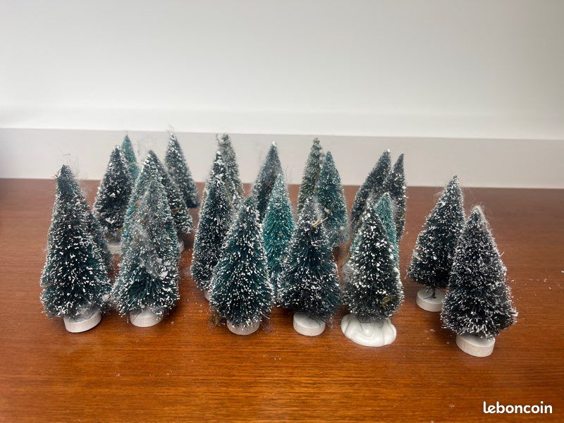 Lot 24 sapins décoration village de Noël Lemax (image 1)