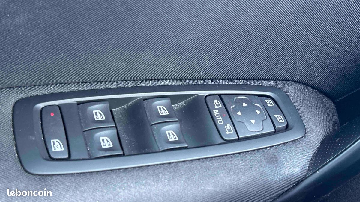 RENAULT Mégane IV Berline Blue dCi 115 Business (image 19)