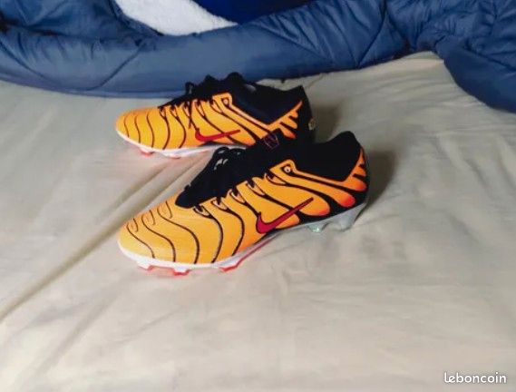 Crampons Nike TN orange et noir Sport Plein air