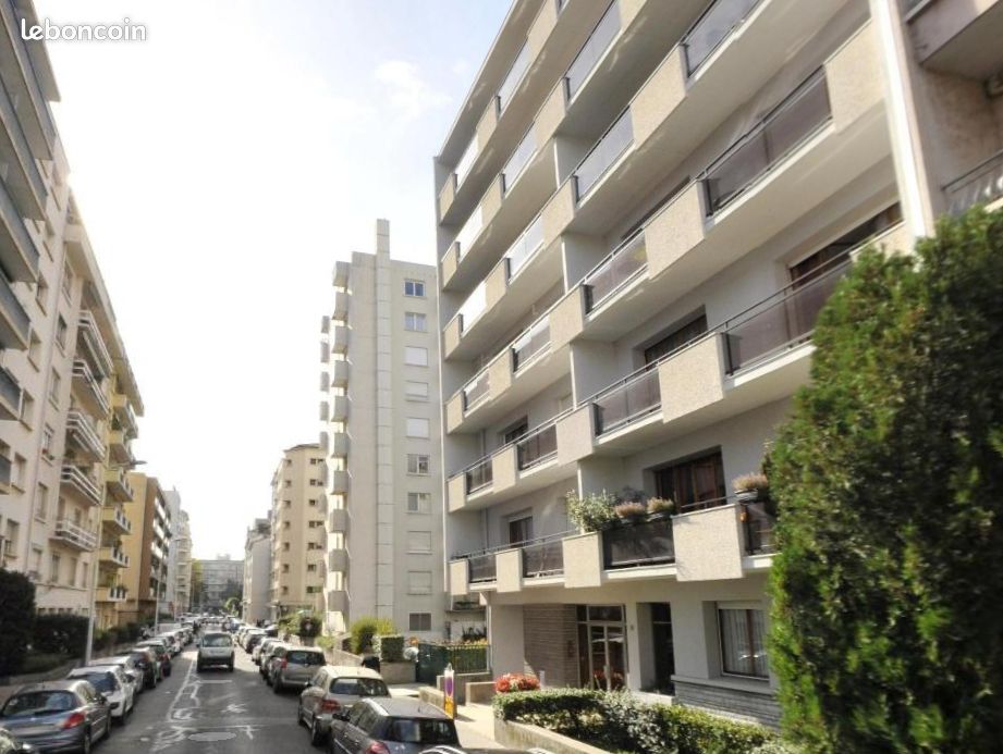Parking/box Lyon · 120 €/mois