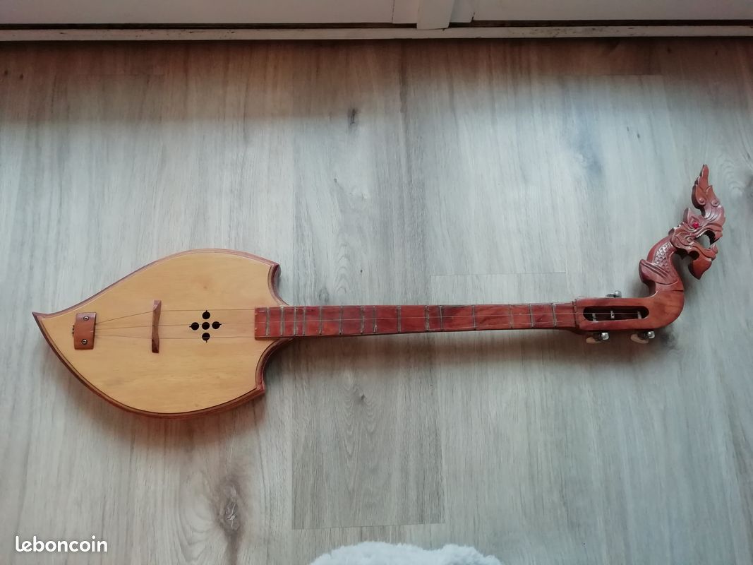 Guitare acoustique traditionnelle Phin (image 1)