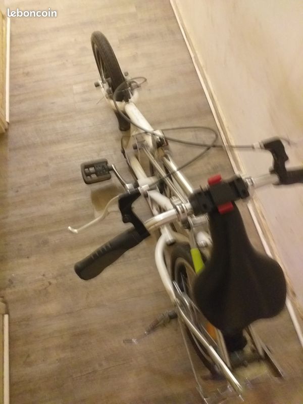 Velo pliant blanc avec porte bagage (image 1)