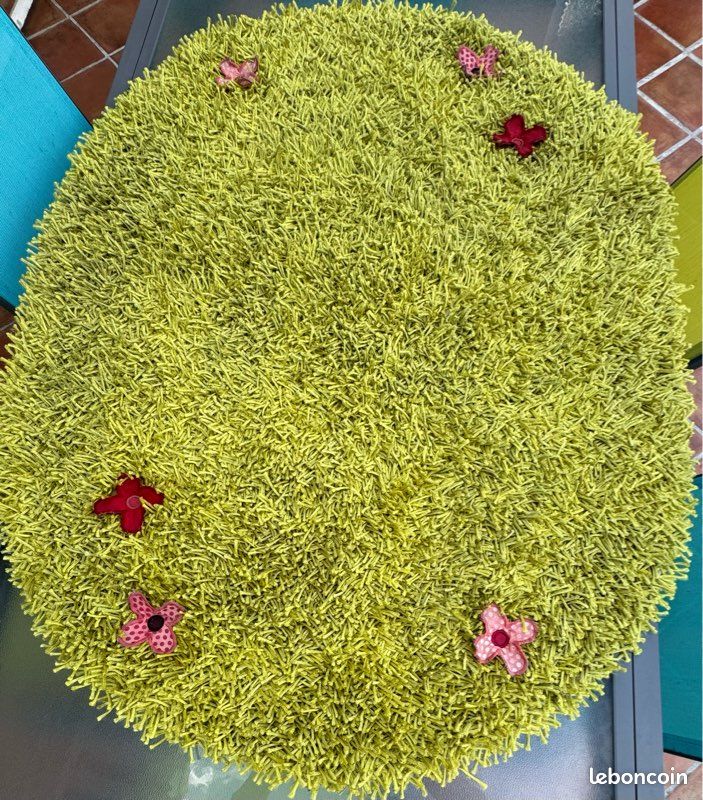 Joli tapis vert coloré 130 / 110 cms Vertbaudet très bon état (image 1)