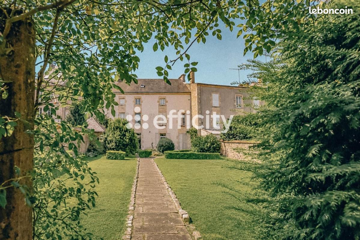 Maison 8 pièces 255 m² · à Fontenay-le-Comte · 255 m² · 310 000 €