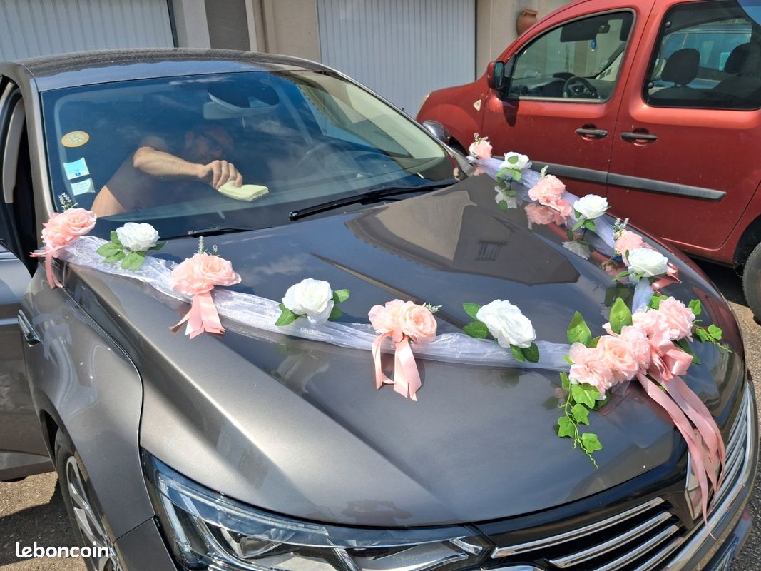 Gerbe de voiture de mariage couleur blanc et violet