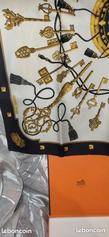 Carré Hermès en soie "Les Clés" – Noir et Or – Boîte d'origine (image 8)