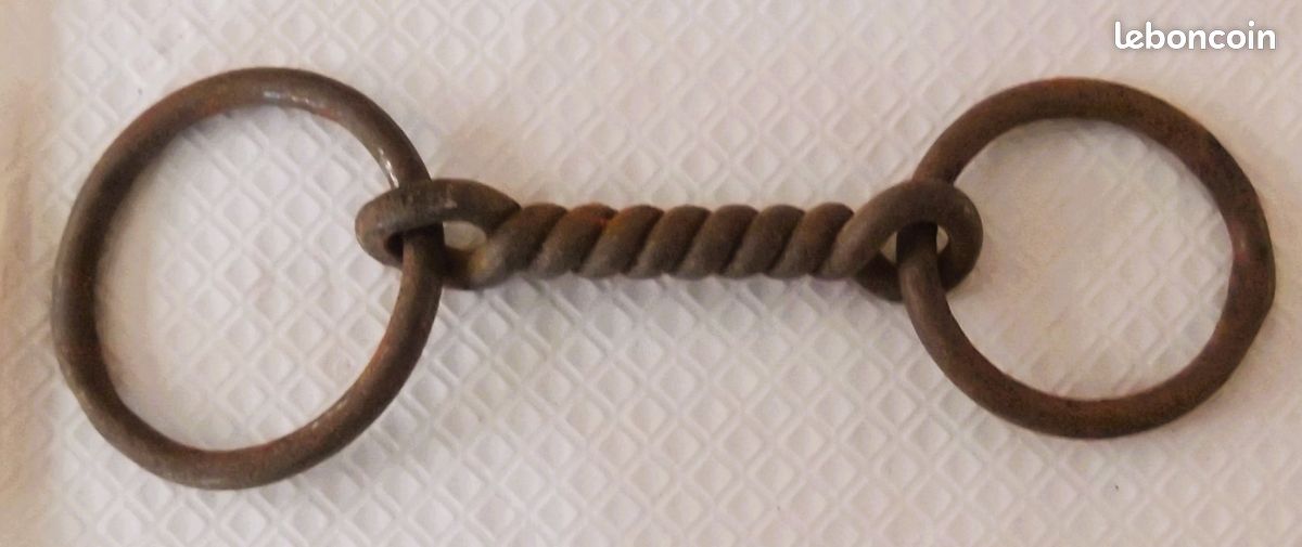 Ancien anneau avec son crochet en fer forgé 16,8 cm, ferrure